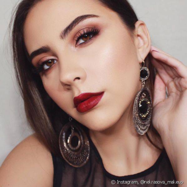 Usar o vermelho nos lábios e na sombra é uma boa maneira de usar a maquiagem monocromática com inspiração mais sexy (Foto: Instagram @nekrasova_makeup)